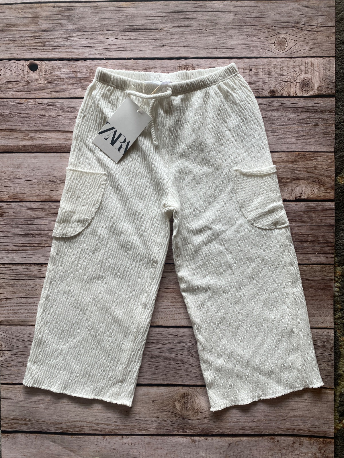 Pantaloni bianchi testurizzati con tasche cargo