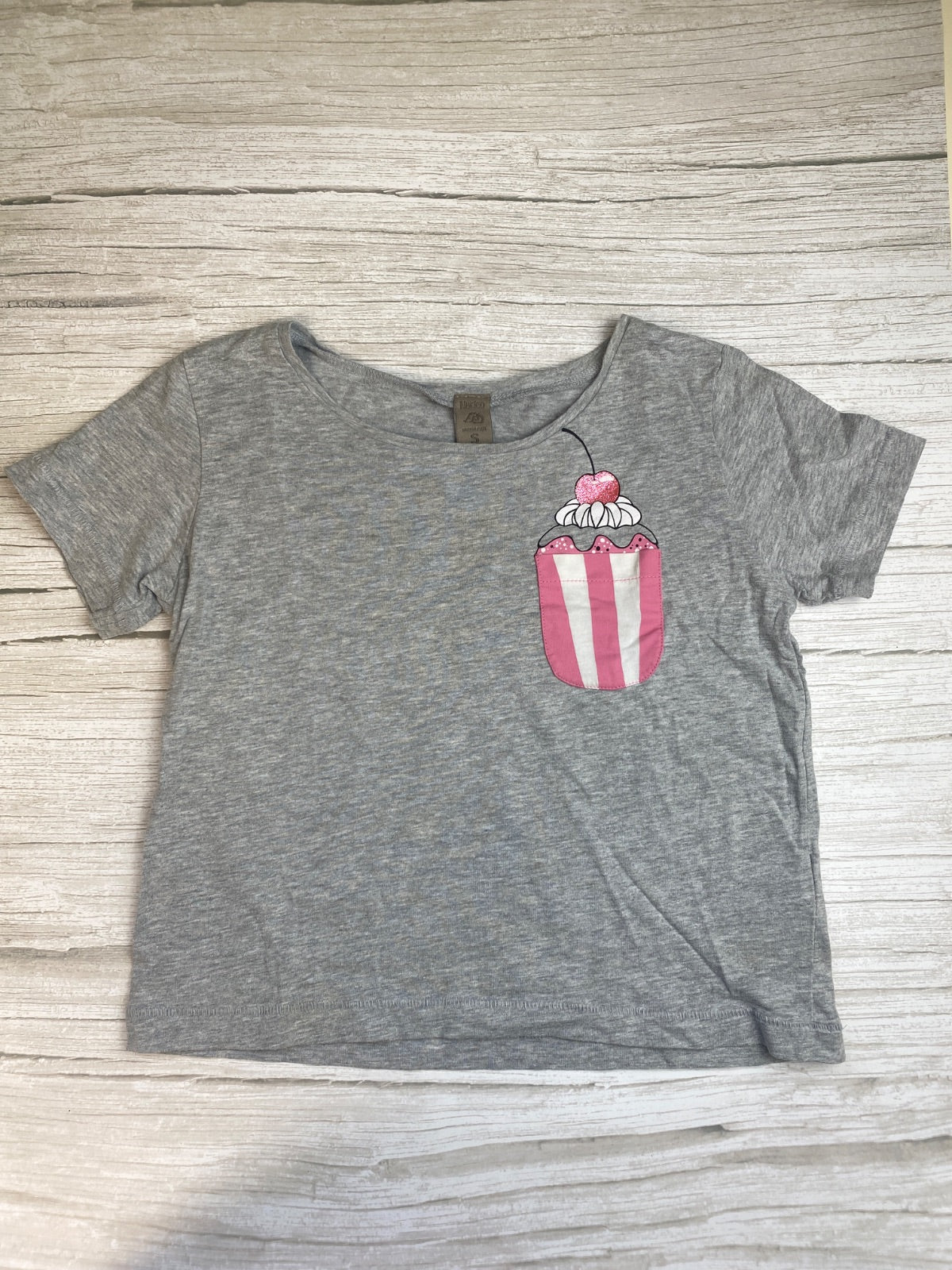 T-shirt grigia cropped con taschino cupcake