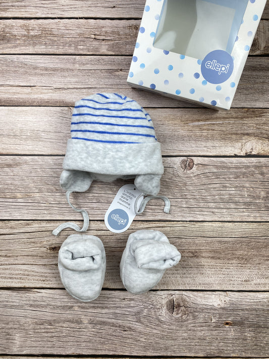 Set cappellino con orecchie e scarpette in ciniglia