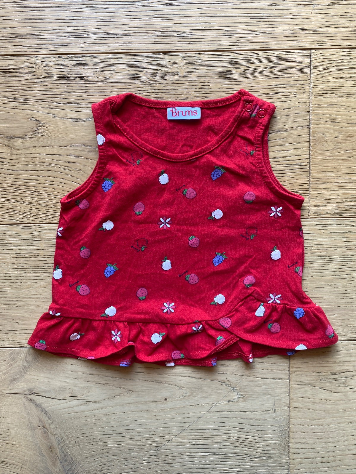 Top rosso con stampa frutta e volant Brums