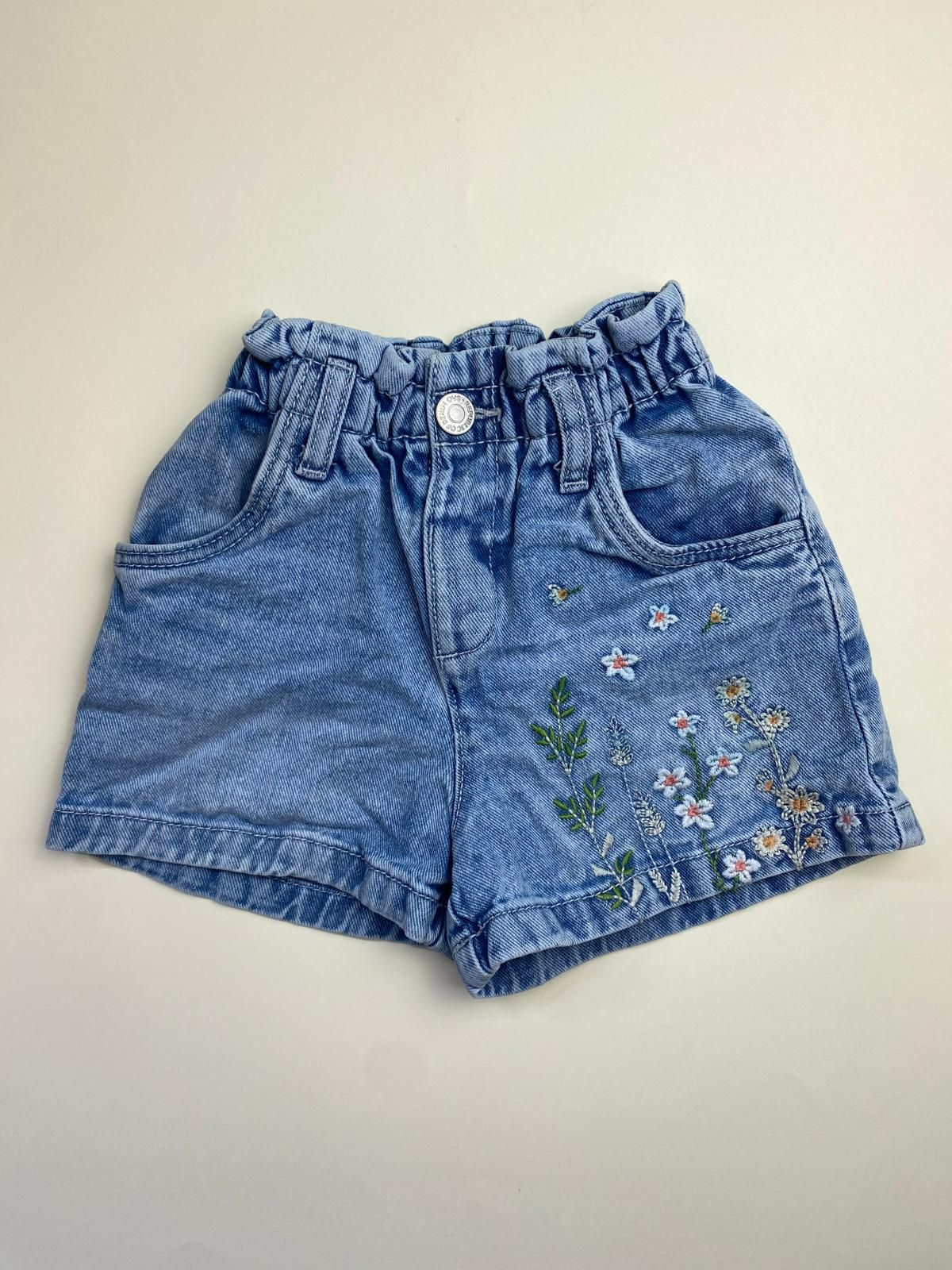 Shorts in denim con ricamo floreale
