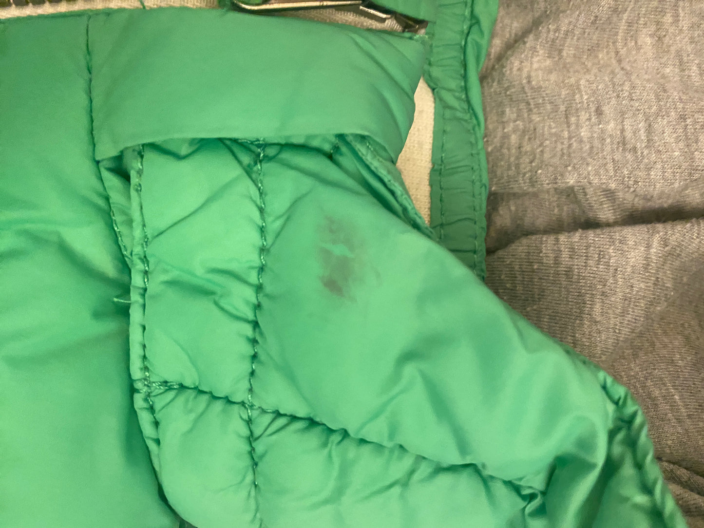 Gilet imbottito con cappuccio staccabile