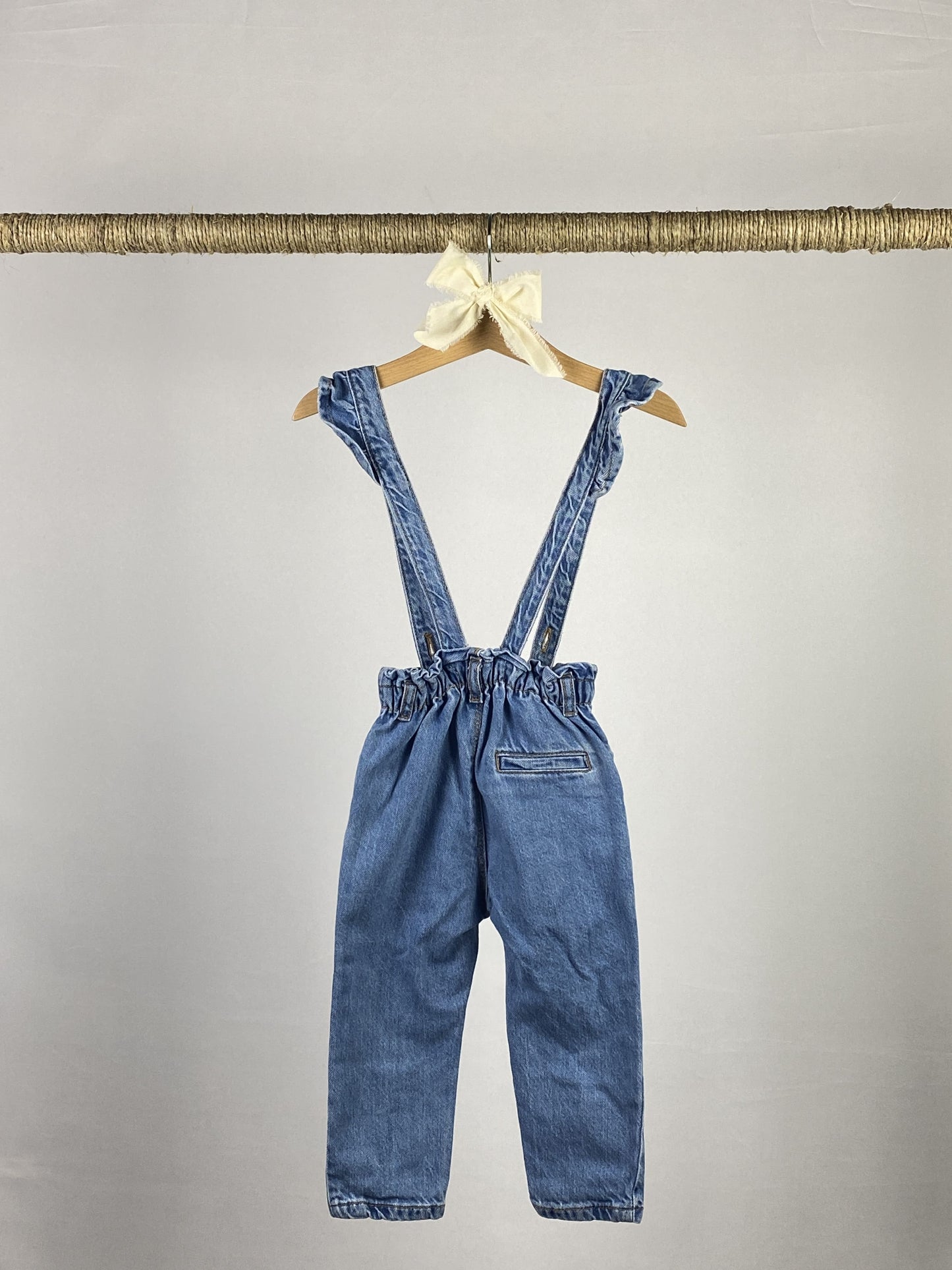 Pantalone in jeans con bretelle