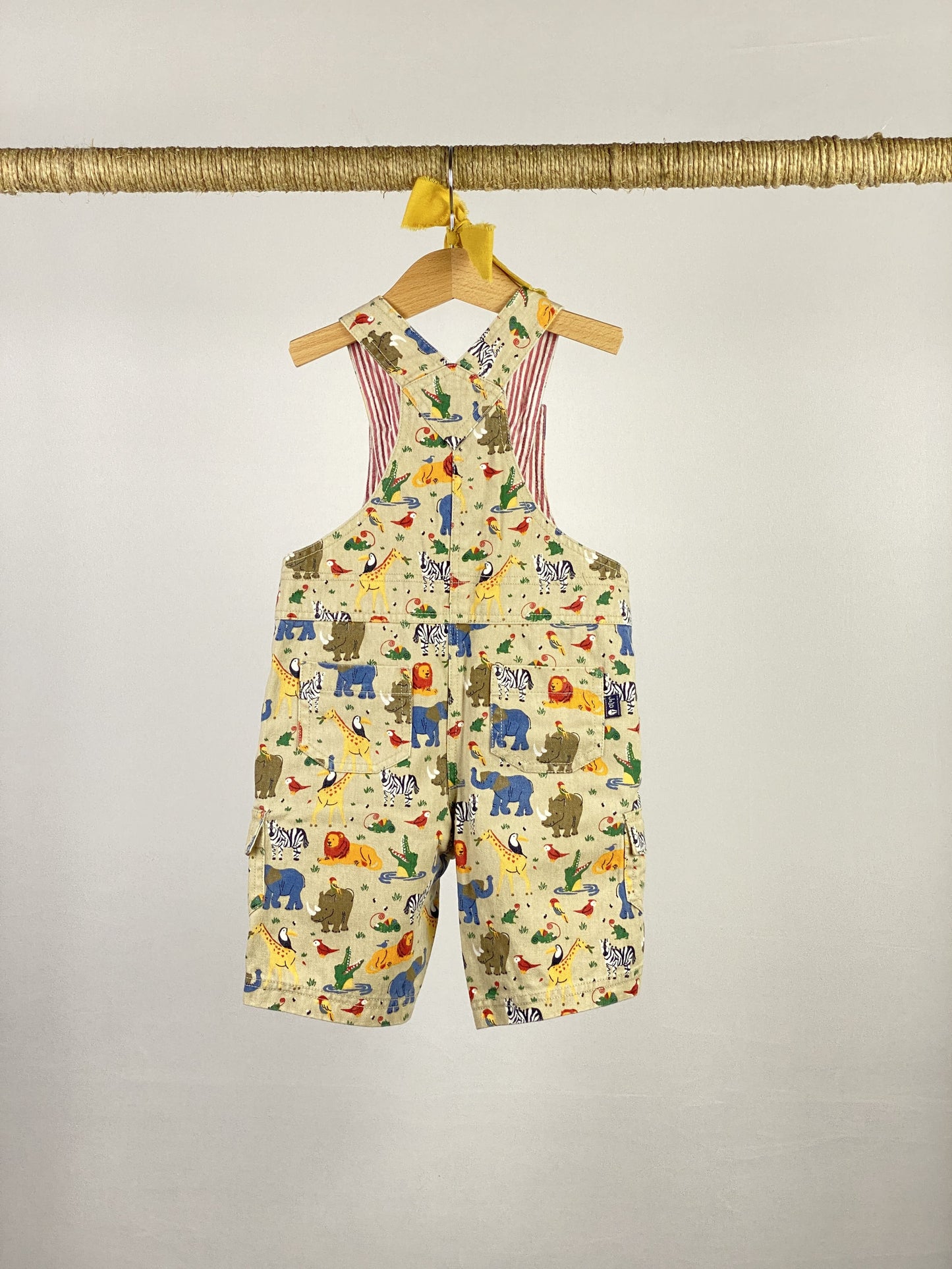 Salopette con pantaloncini