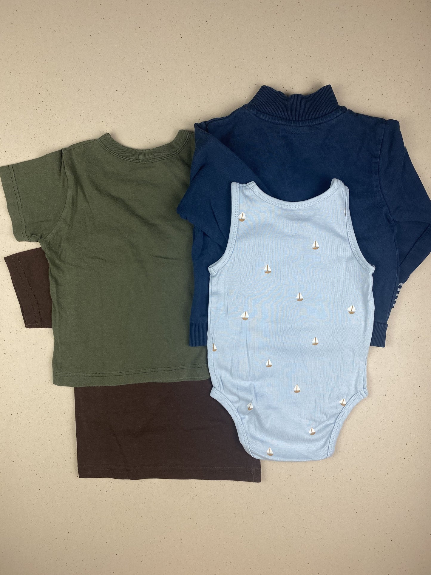 Set felpa, body senza manica e due t-shirt