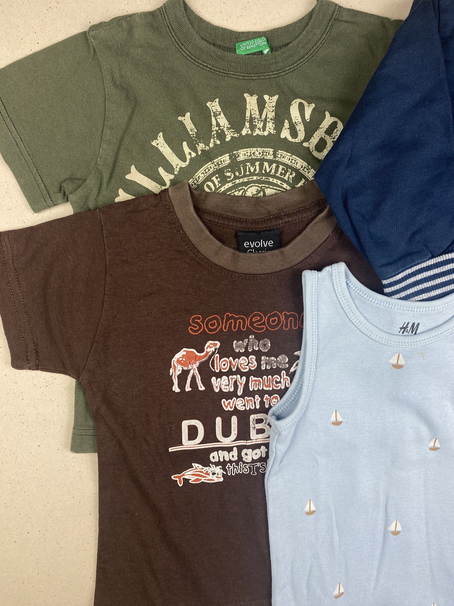 Set felpa, body senza manica e due t-shirt