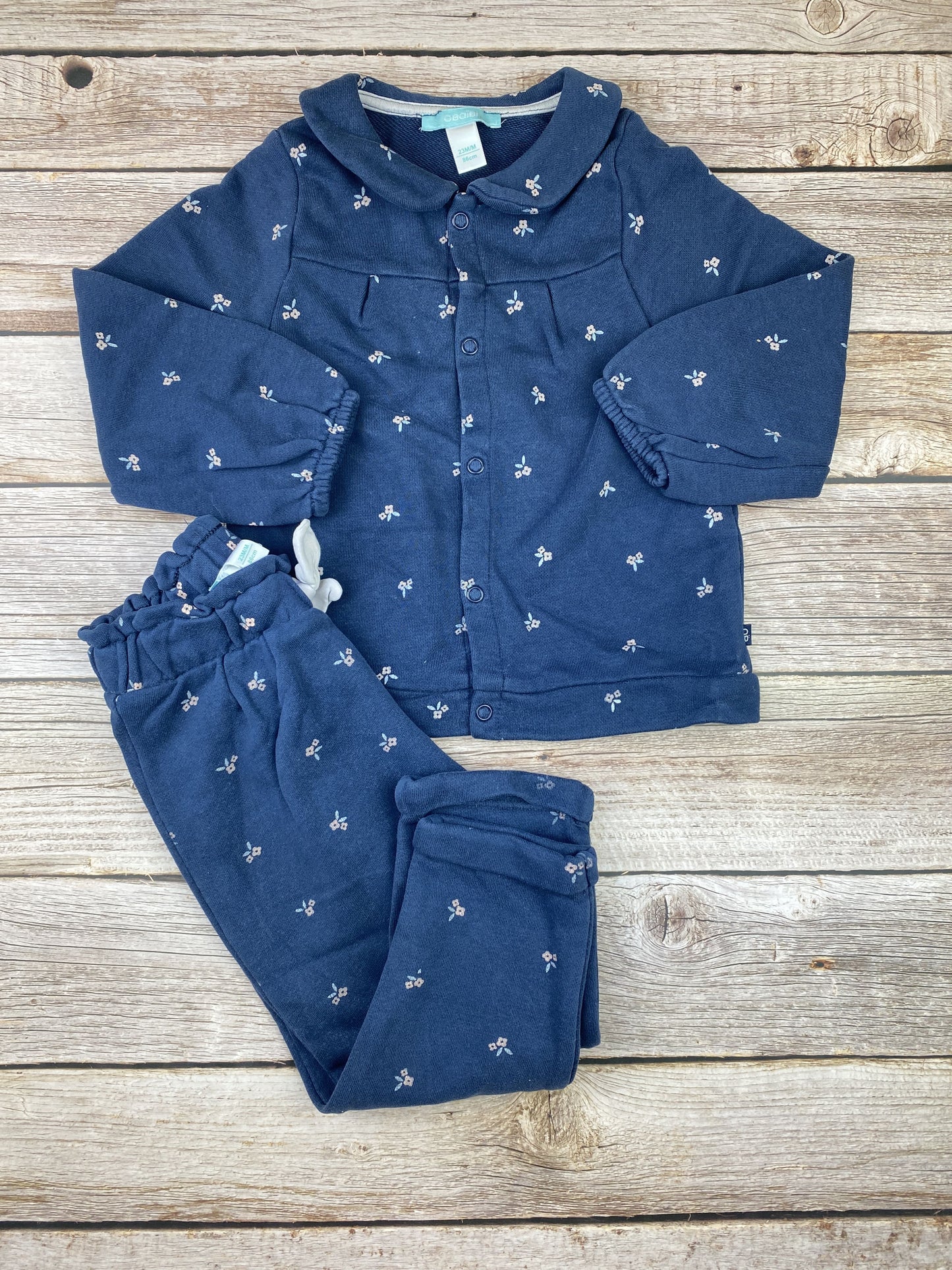 Set felpa girocollo con bottoni e pantalone