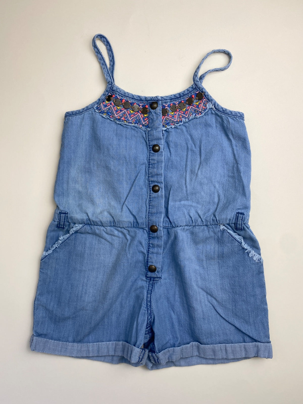 Tutina corta in denim con ricamo e bottoni