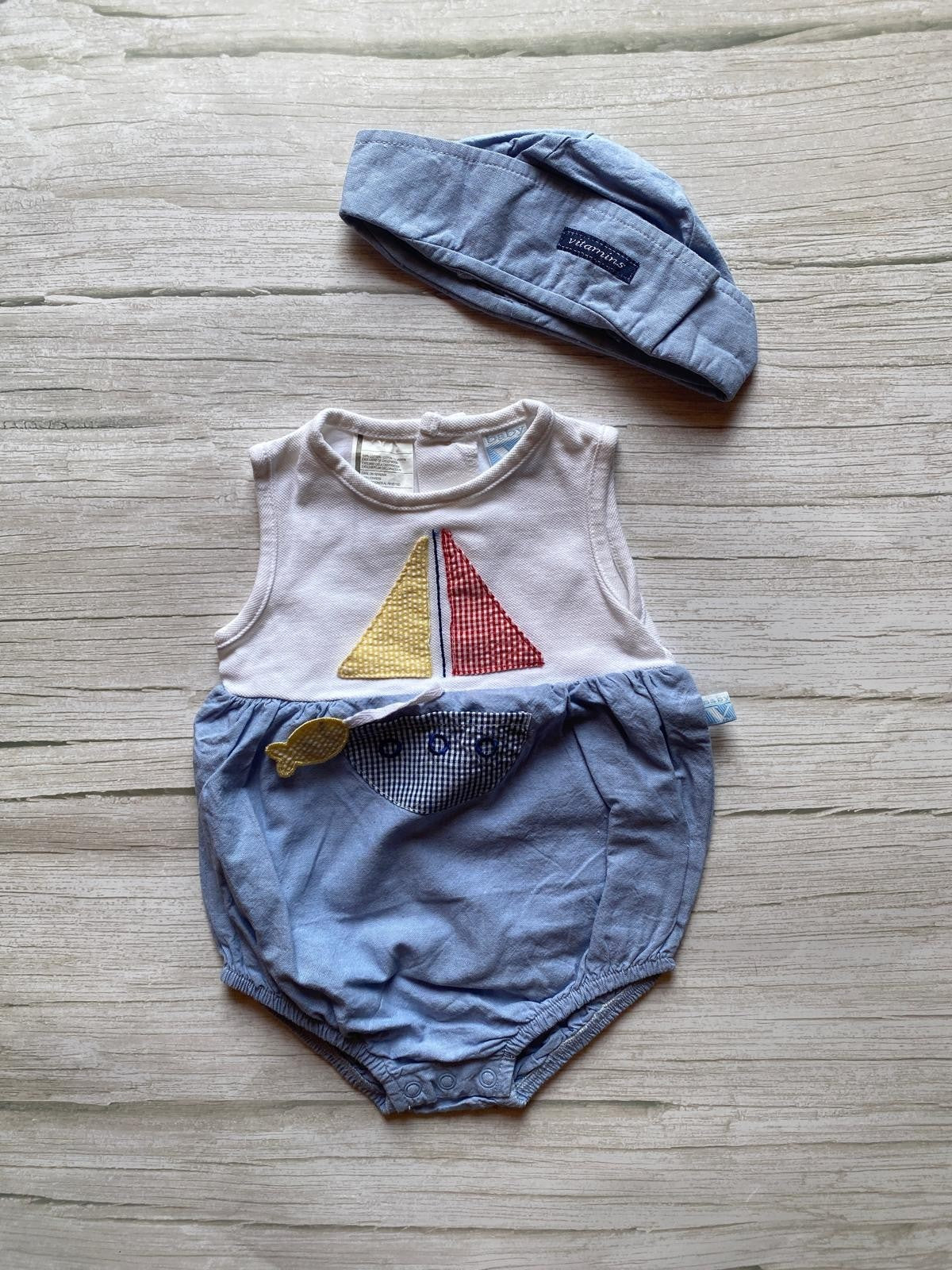 Set pagliaccetto neonato e cappellino con motivo barca a vela