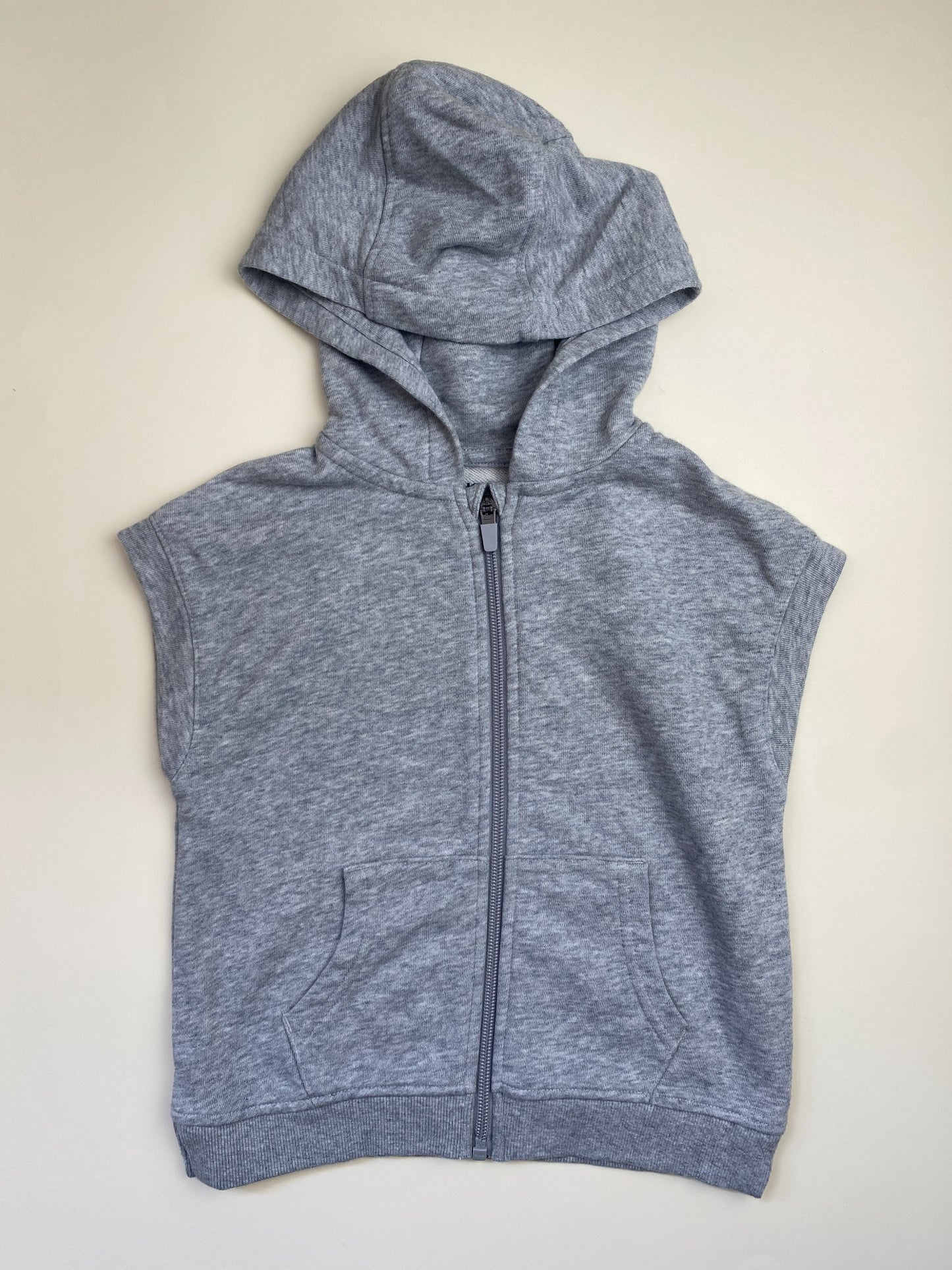 Gilet con cappuccio e zip grigio