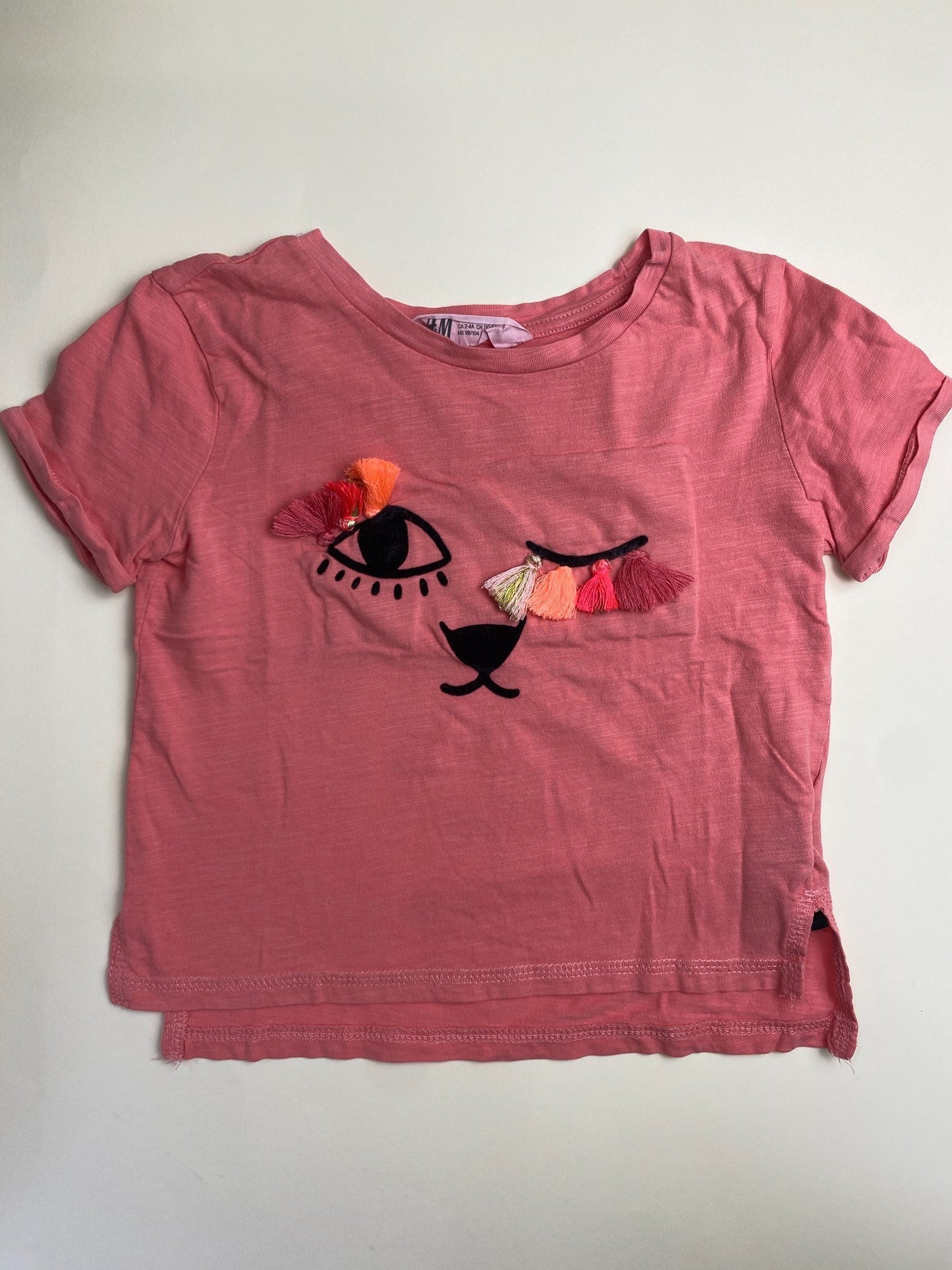 T-shirt maniche corte con decorazione viso a nappe