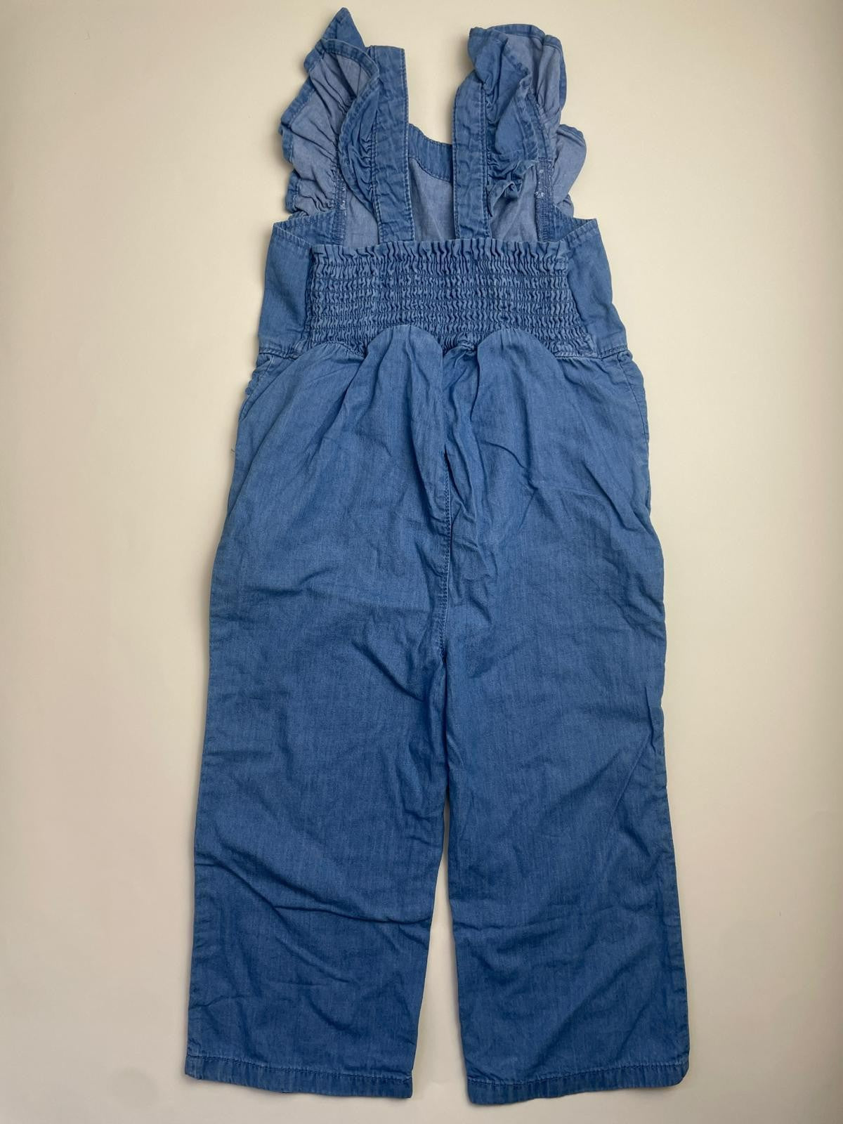 Salopette in denim leggero con spalline a balze per bambina