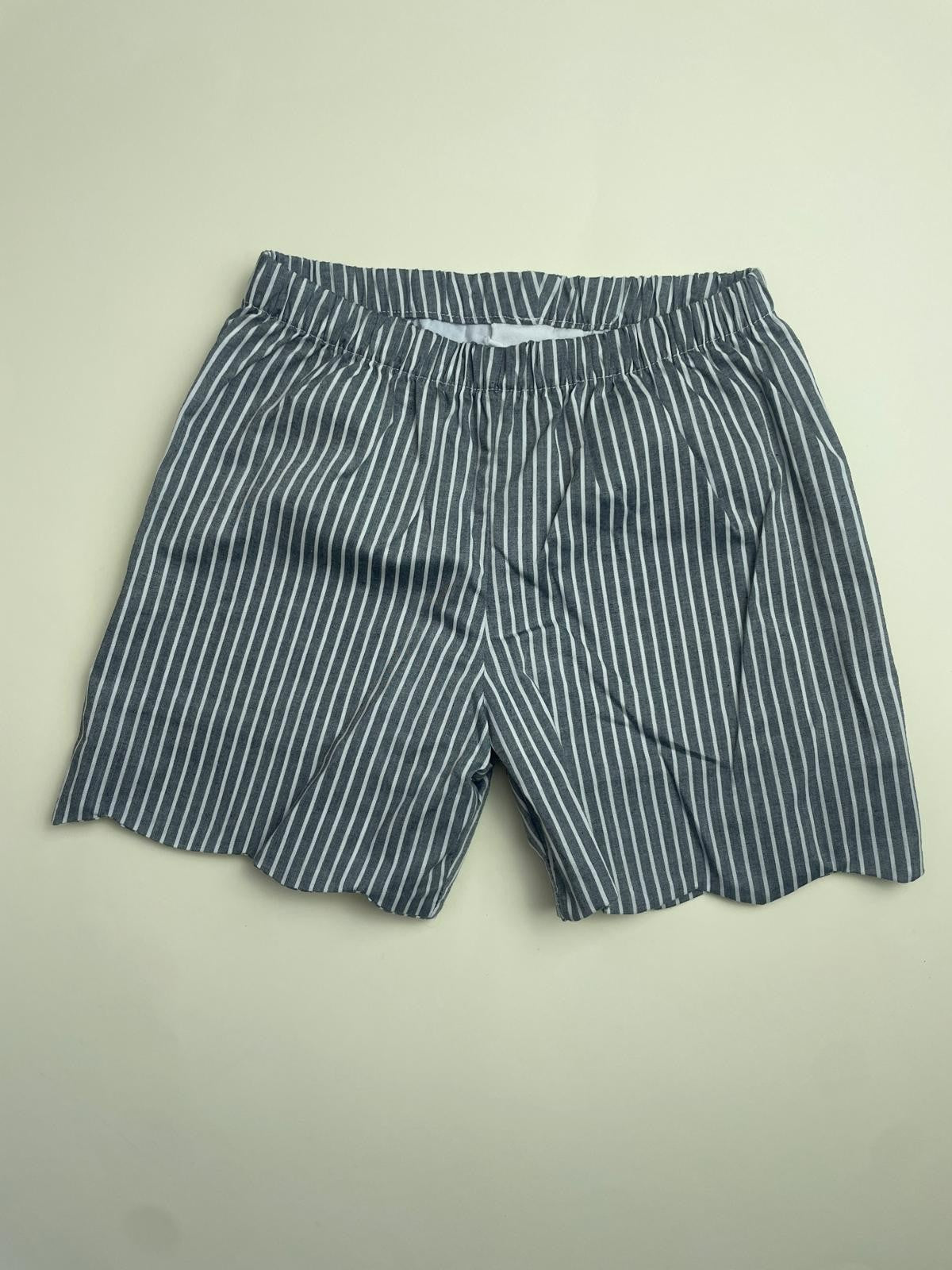 Shorts a righe con elastico in vita e orlo smerlato