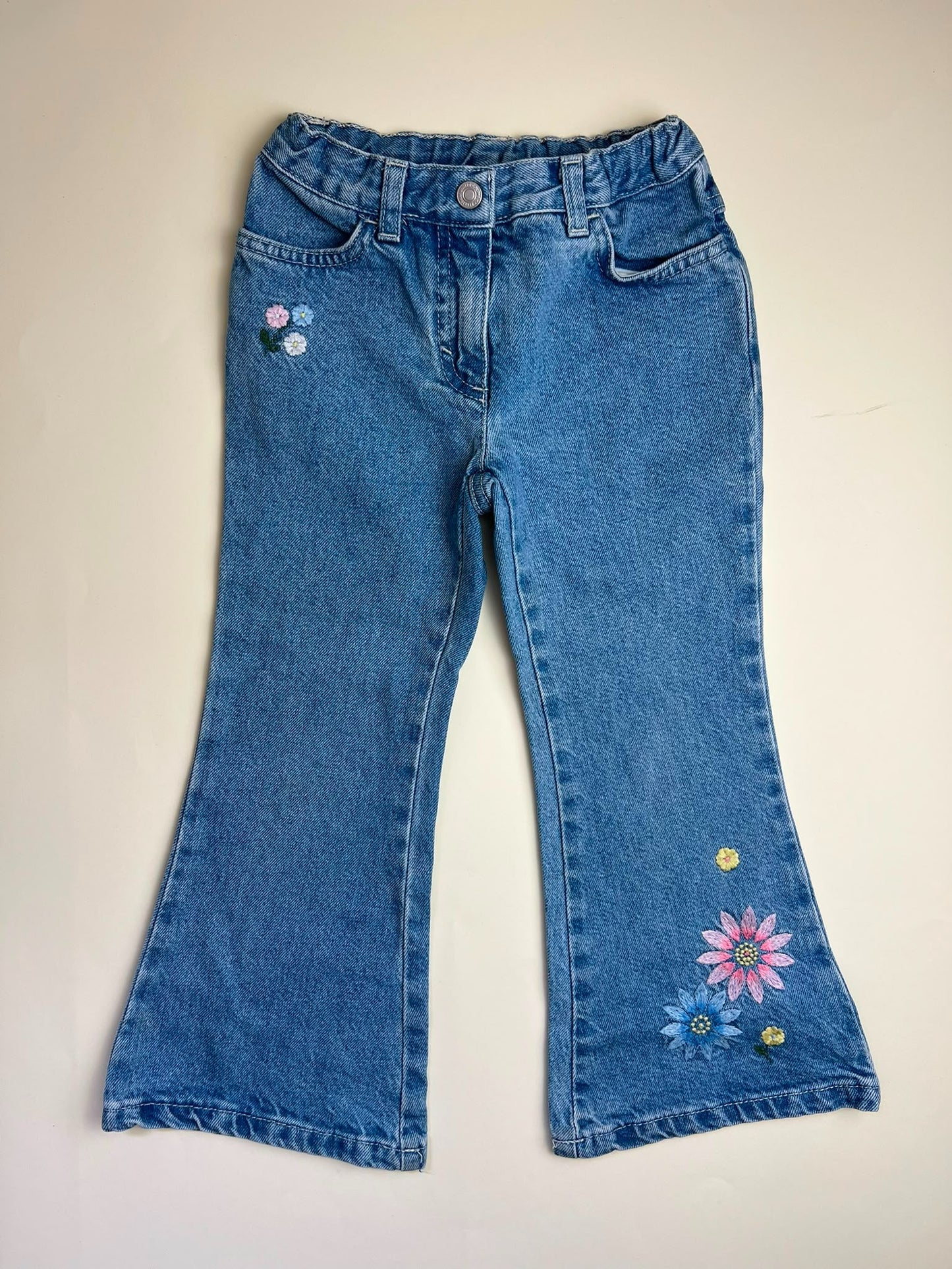 Jeans a zampa d'elefante con decorazioni floreali