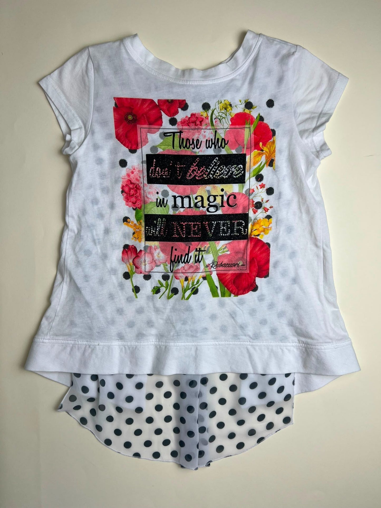 Maglietta bianca con stampa floreale e pois