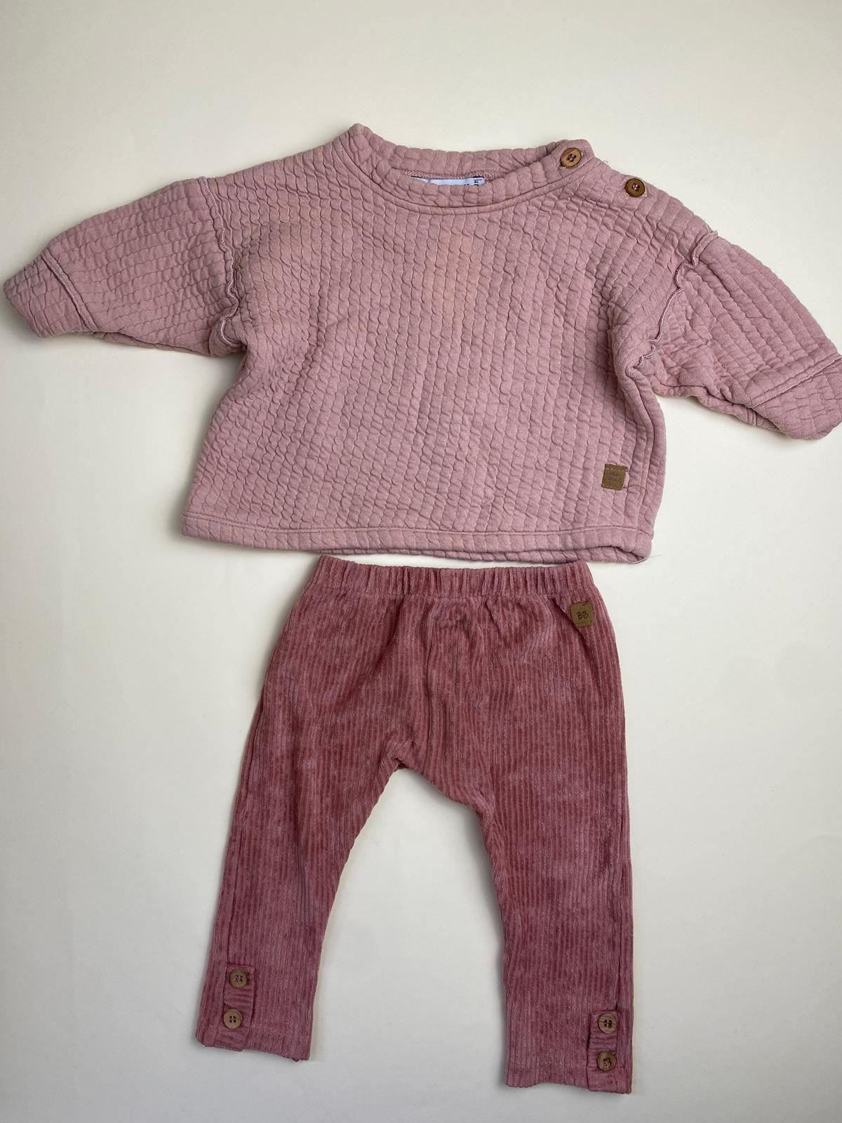 Completo in felpa trapuntata e pantaloni a costine