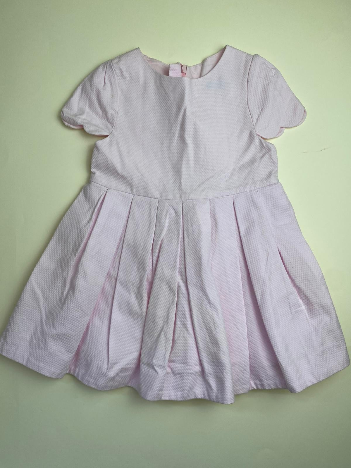 Vestito rosa a pieghe per bambina