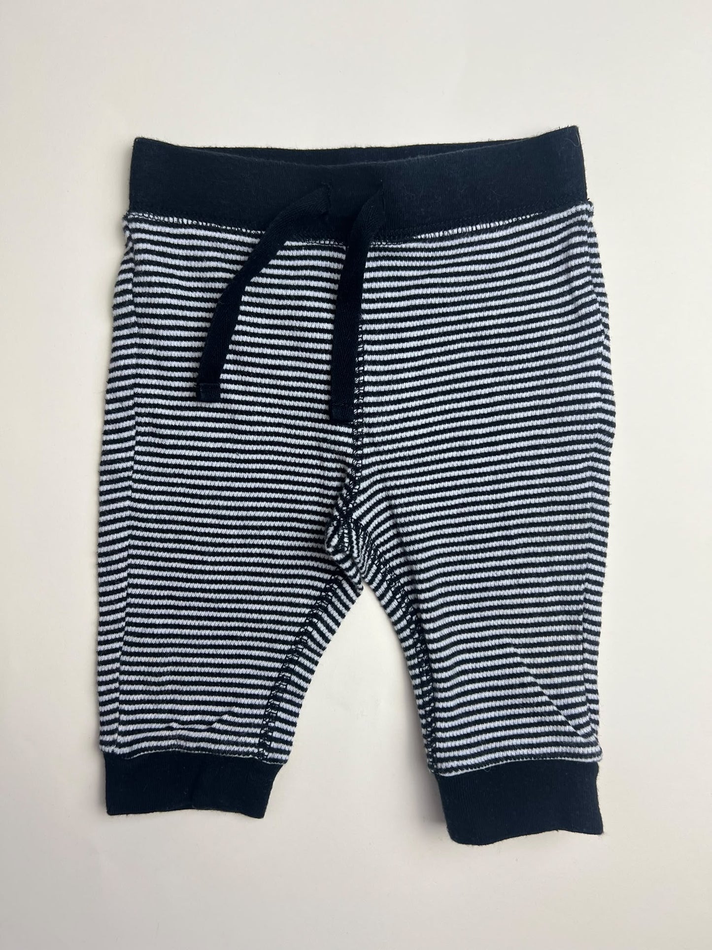 Pantaloni a righe bianche e nere per neonato
