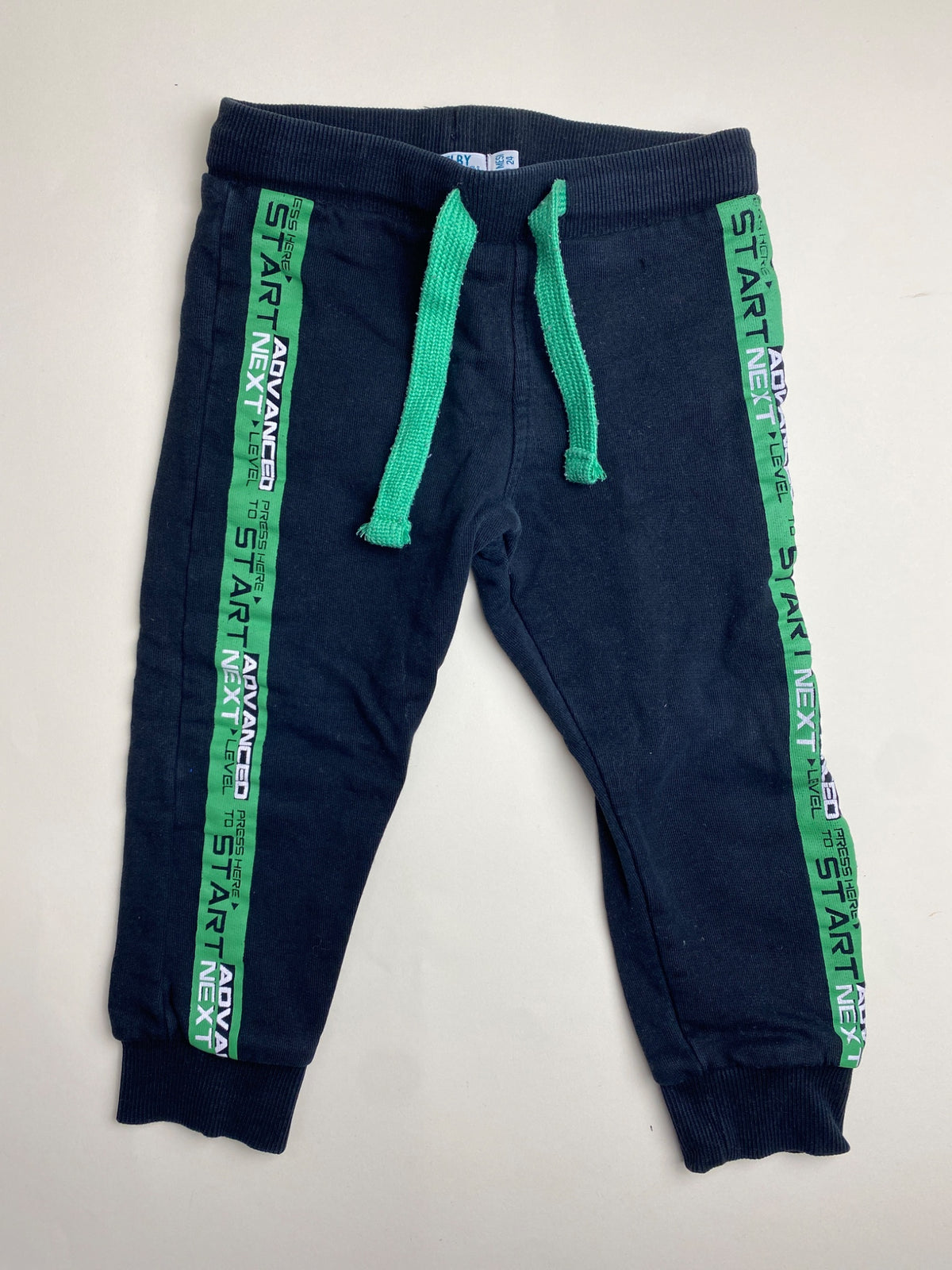 Pantaloni sportivi bambino blu con strisce verdi