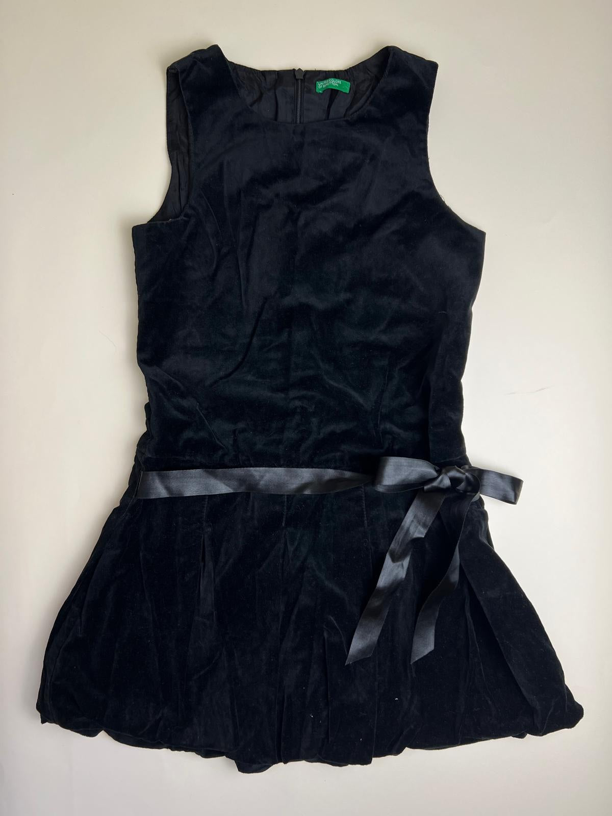 Vestito nero in velluto con fiocco in raso