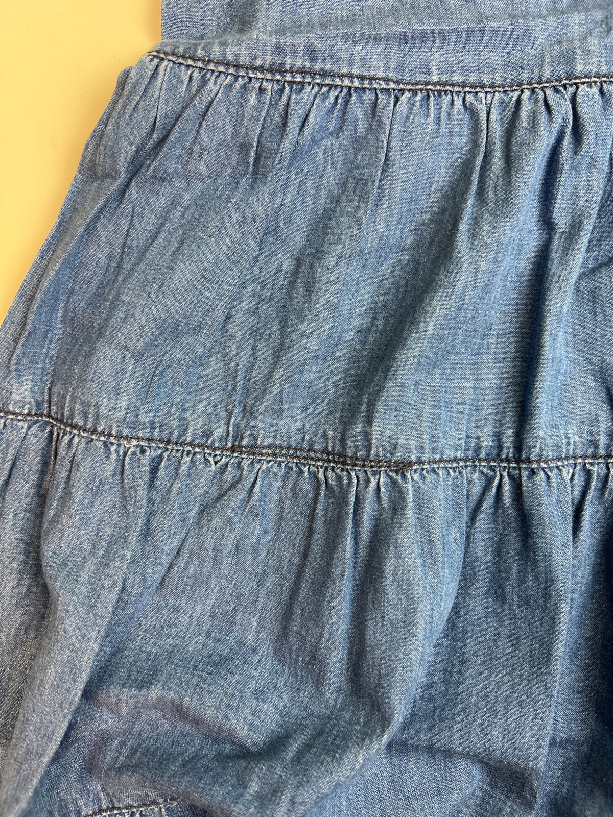 Vestito in denim a balze con maniche corte