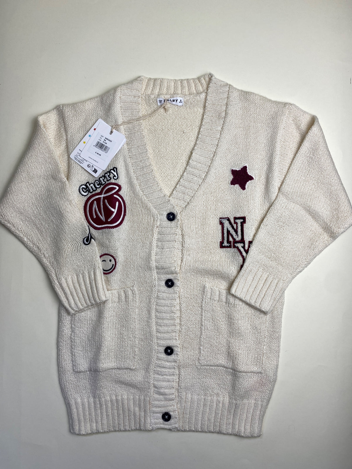 Cardigan in maglia crema con patch decorative