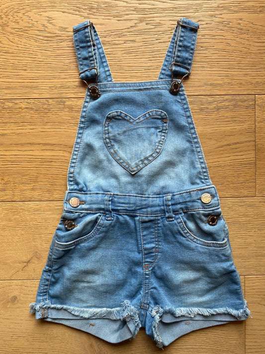 Salopette shorts in denim azzurro per bambini con cuore