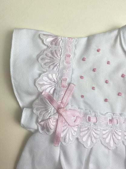 Abito Elegante Bianco con Dettagli Rosa e Pizzo