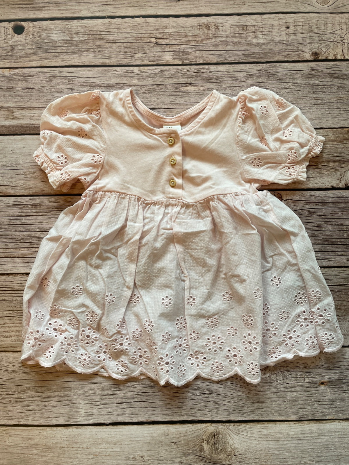 Vestito neonata rosa con ricamo sangallo