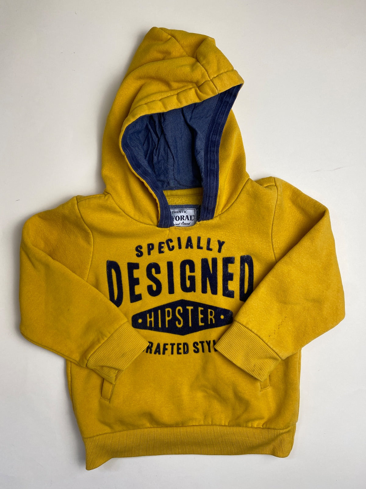 Felpa con cappuccio gialla per bambini con stampa "DESIGNED HIPSTER"