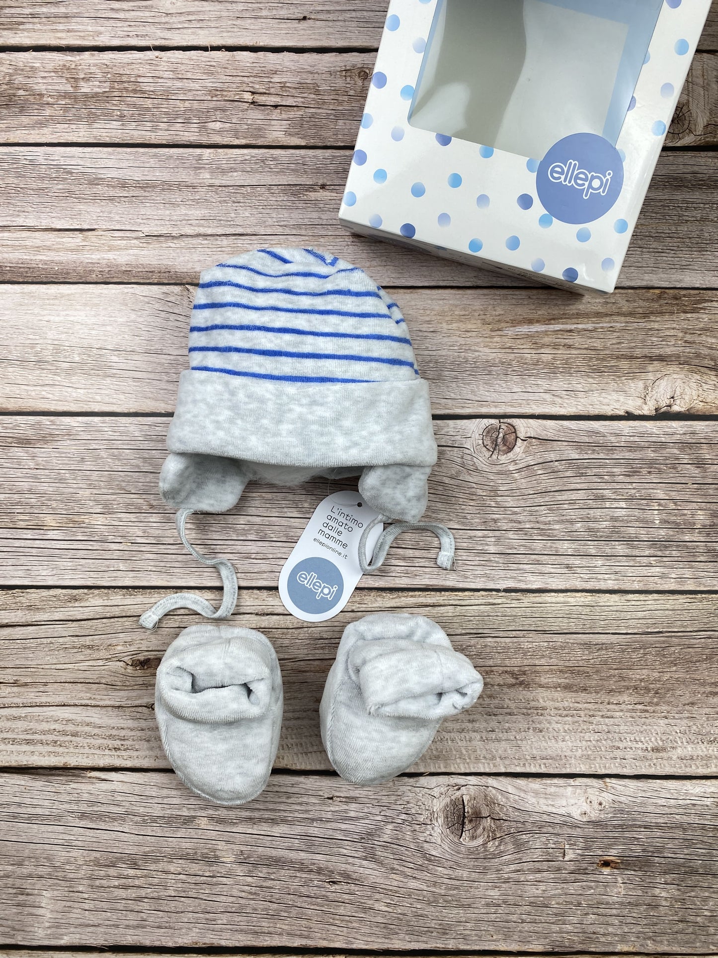 Set cappellino con orecchie e scarpette in ciniglia