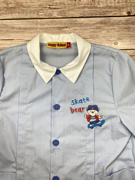 Grembiule azzurro con ricamo