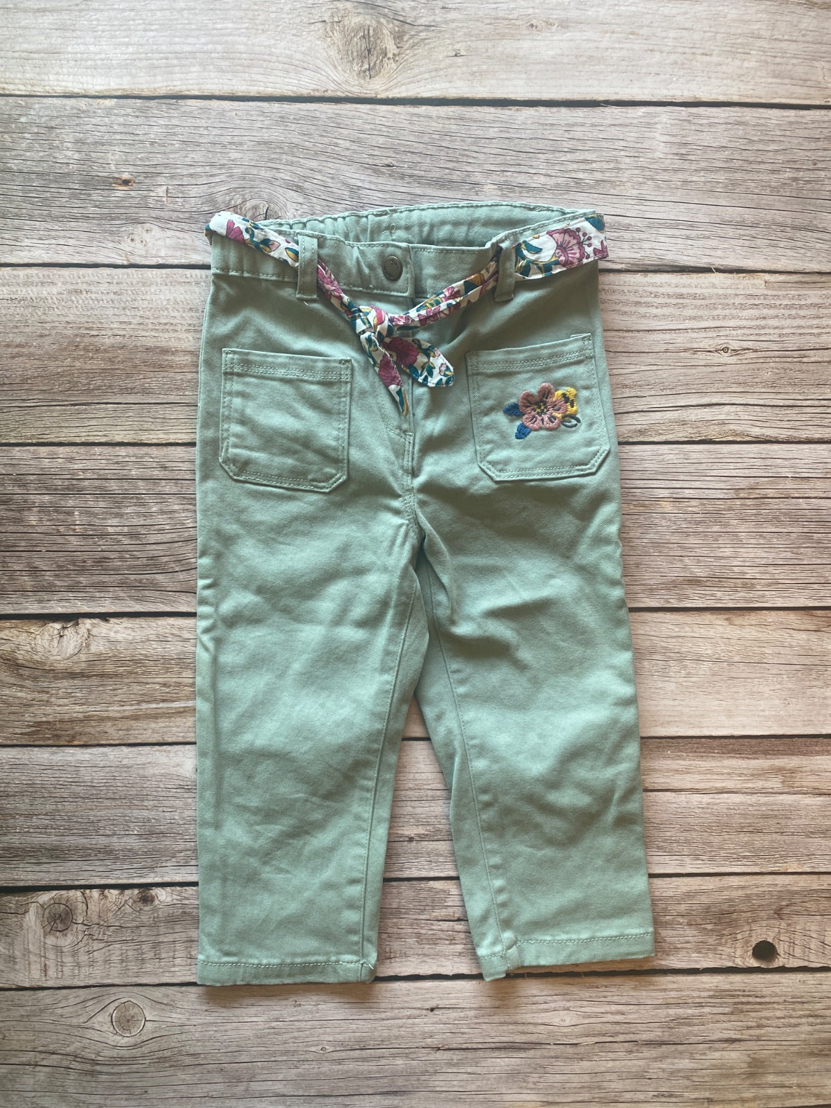 Pantaloni Bambina Verde Menta con Cintura Floreale