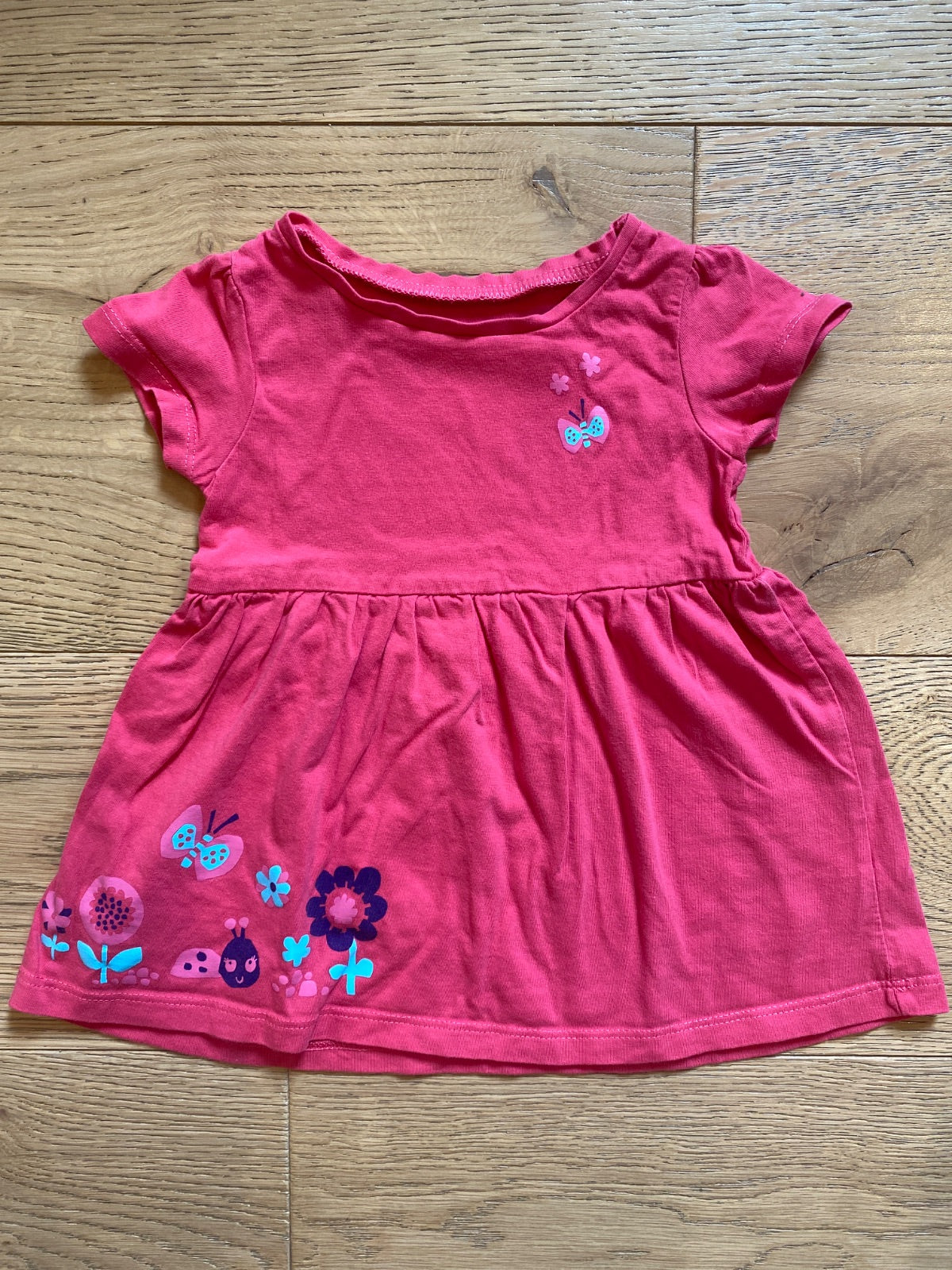 Vestito neonata rosa fucsia con ricami a farfalle e fiori