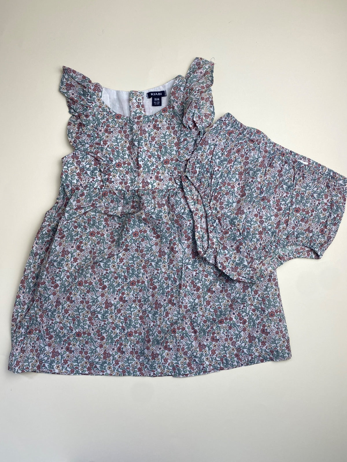 Completo neonata floreale con top a balze e shorts