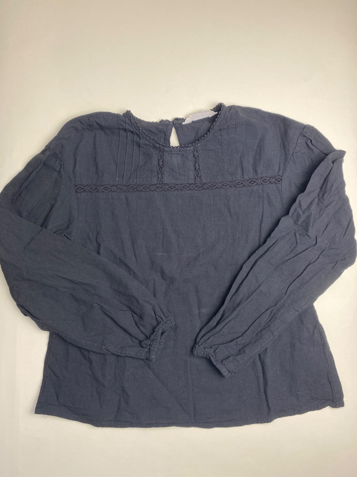 Blusa a Maniche Lunghe con Dettagli in Pizzo e Pinces