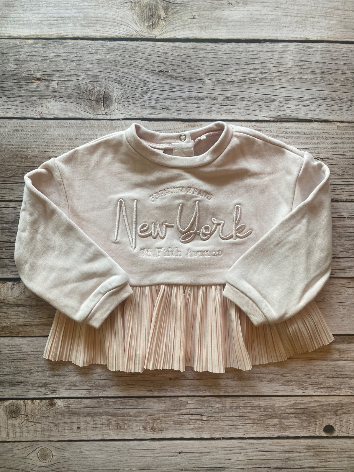 Maglia Bambina Rosa con Ricamo New York e Volant Plissé