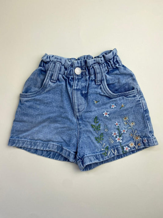 Shorts in denim con ricamo floreale
