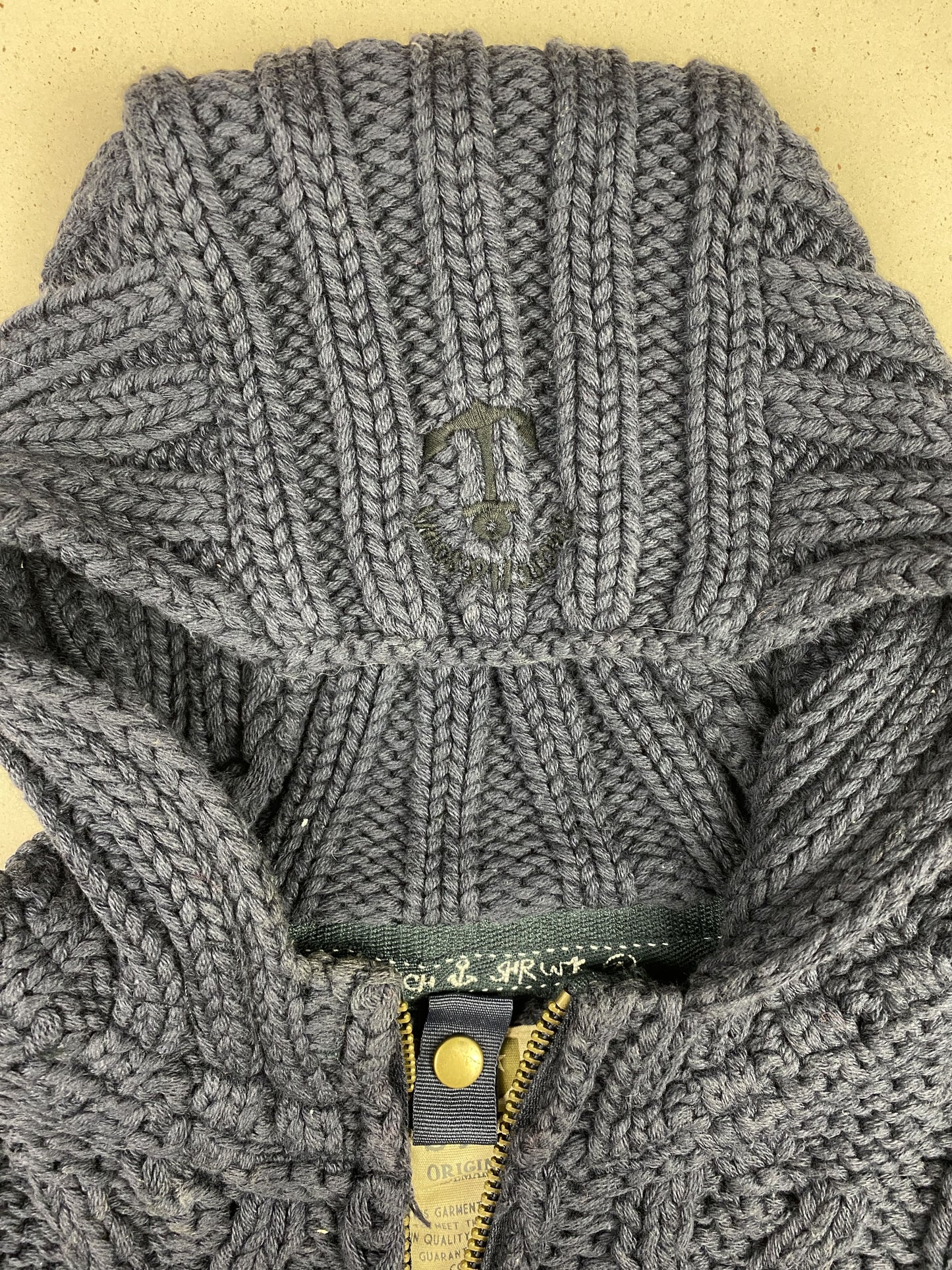 Maglione con zip e cappuccio