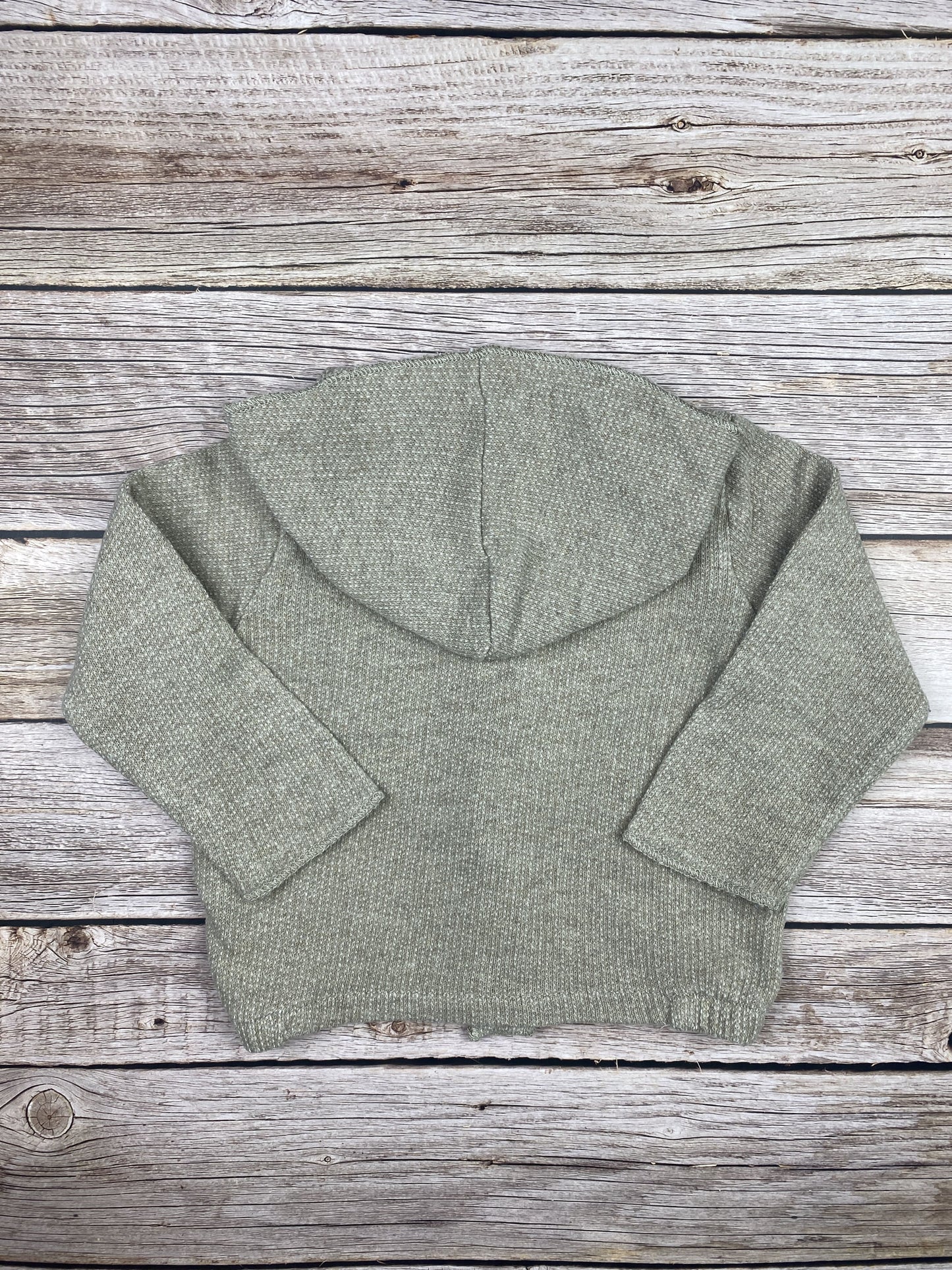 Maglione con cappuccio e bottoncini