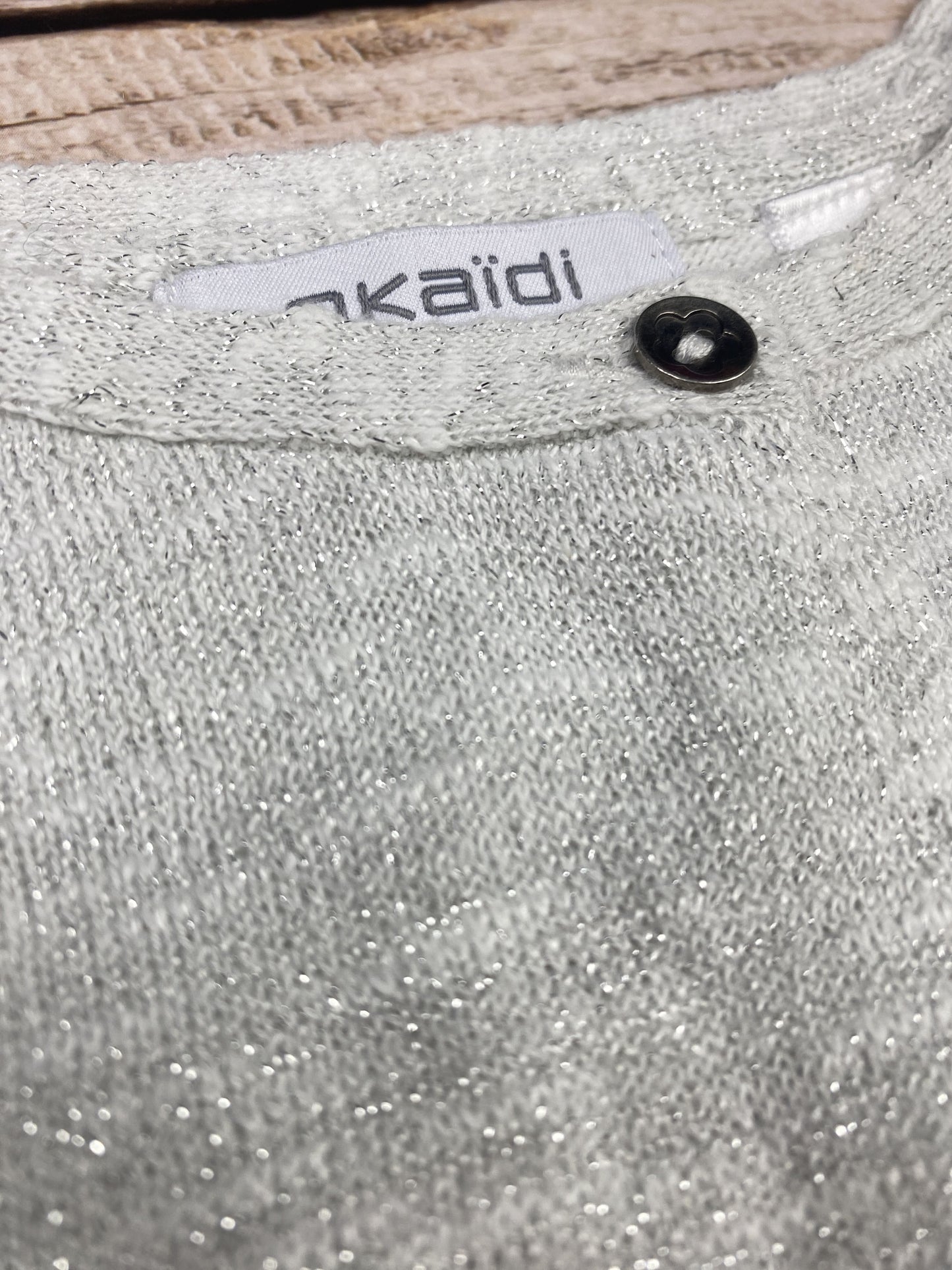 Maglione girocollo con bottoncino