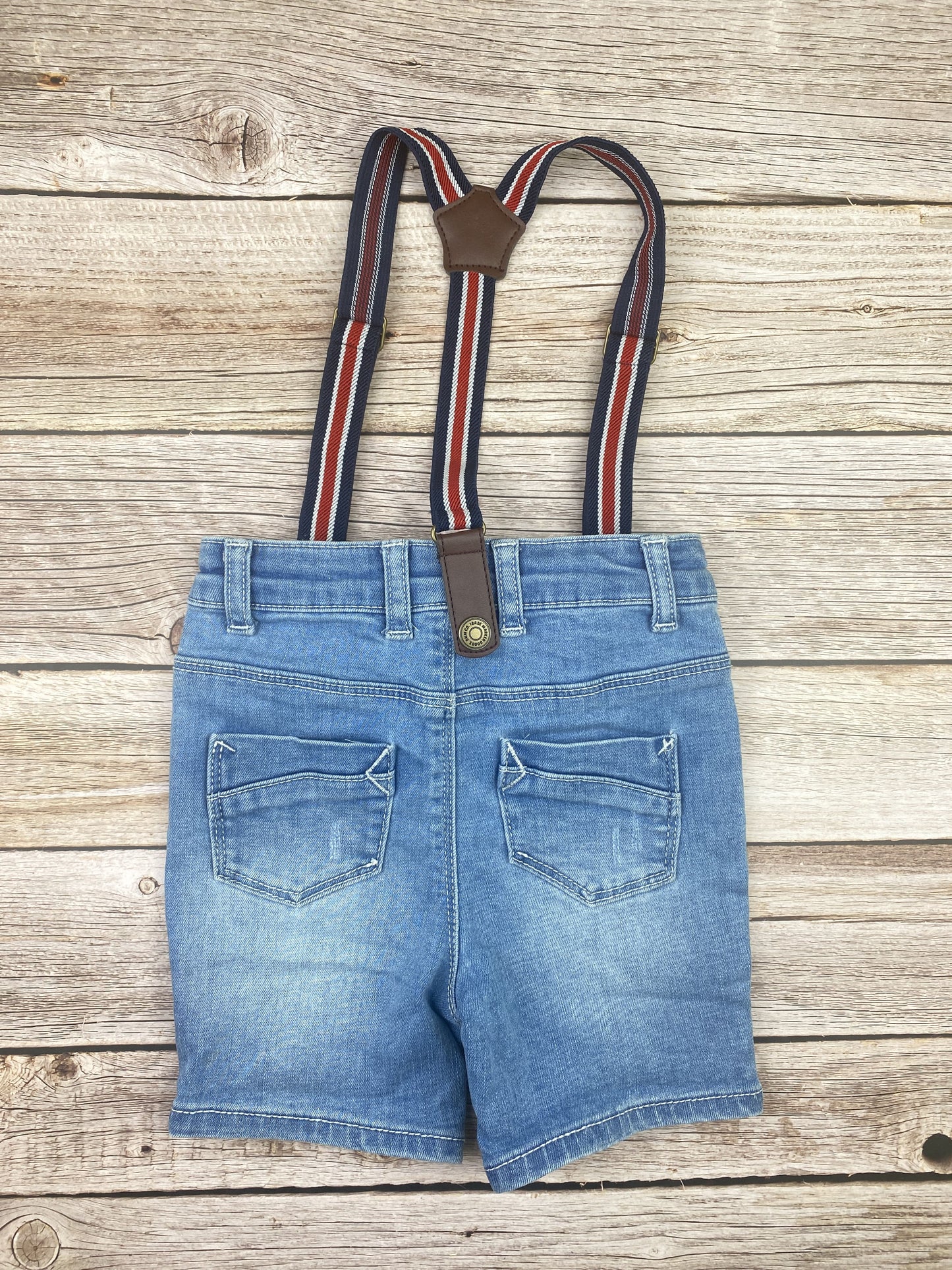 Pantaloncini in jeans con bretelle
