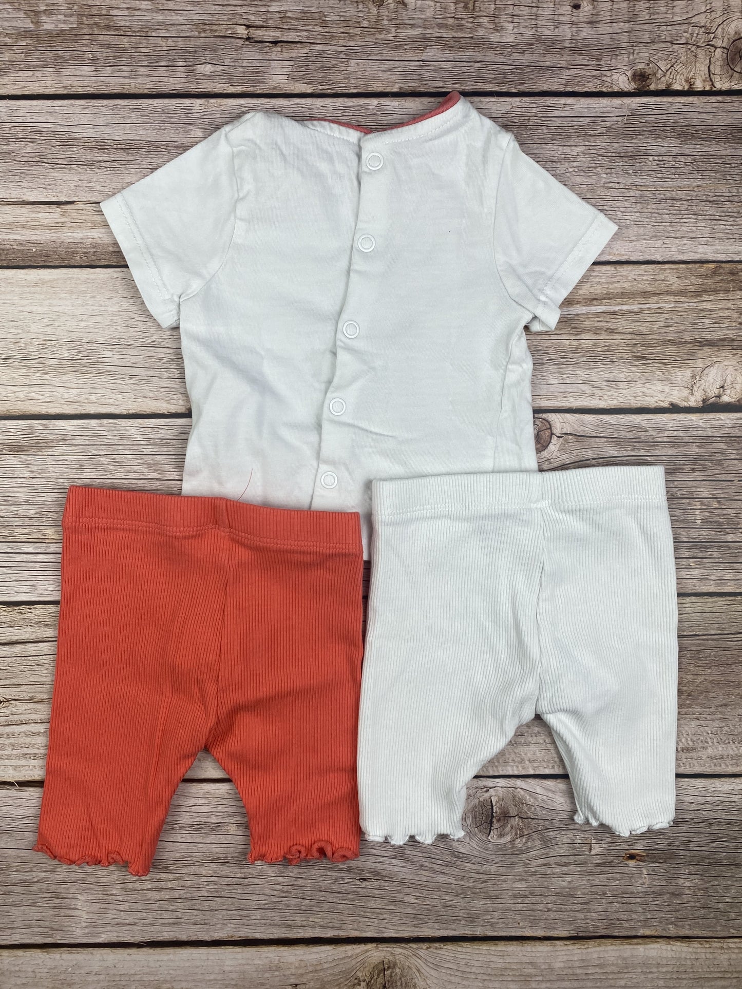 Set t-shirt manica corta e due paia di leggins