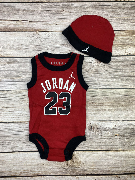 Set body senza manica e cappellino