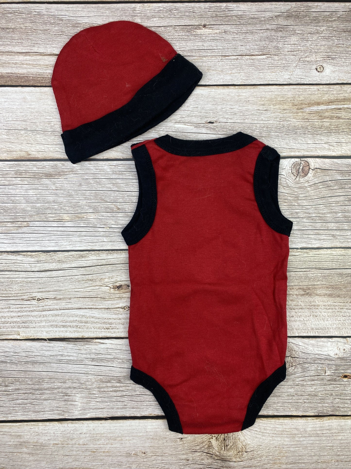Set body senza manica e cappellino