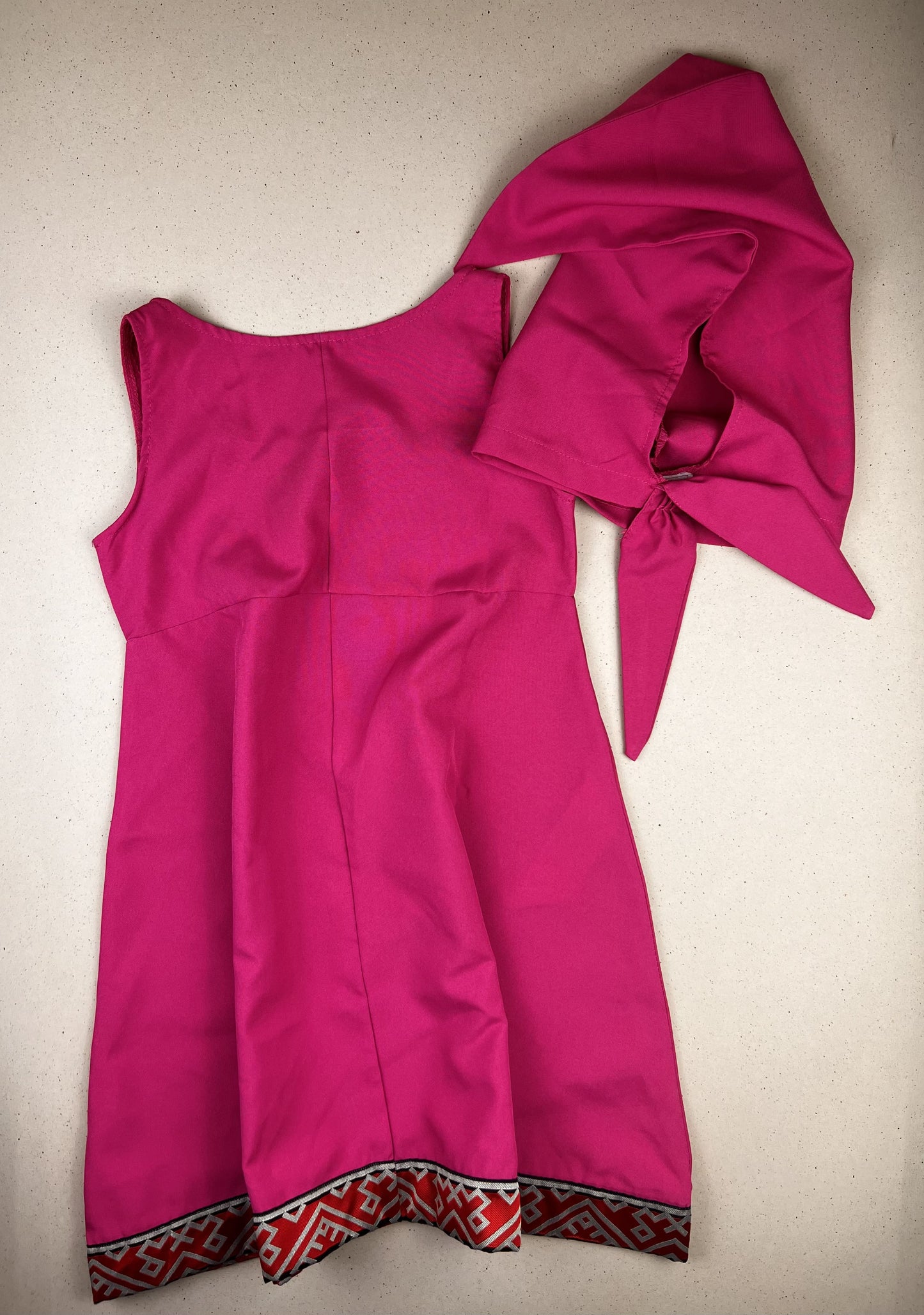 Vestito senza manica e foulard