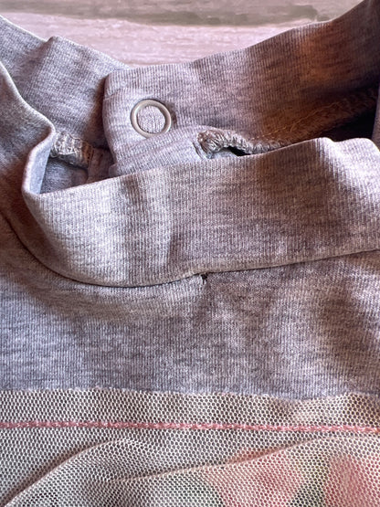 Vestito a maniche lunghe grigia con stampa e volant per bambina