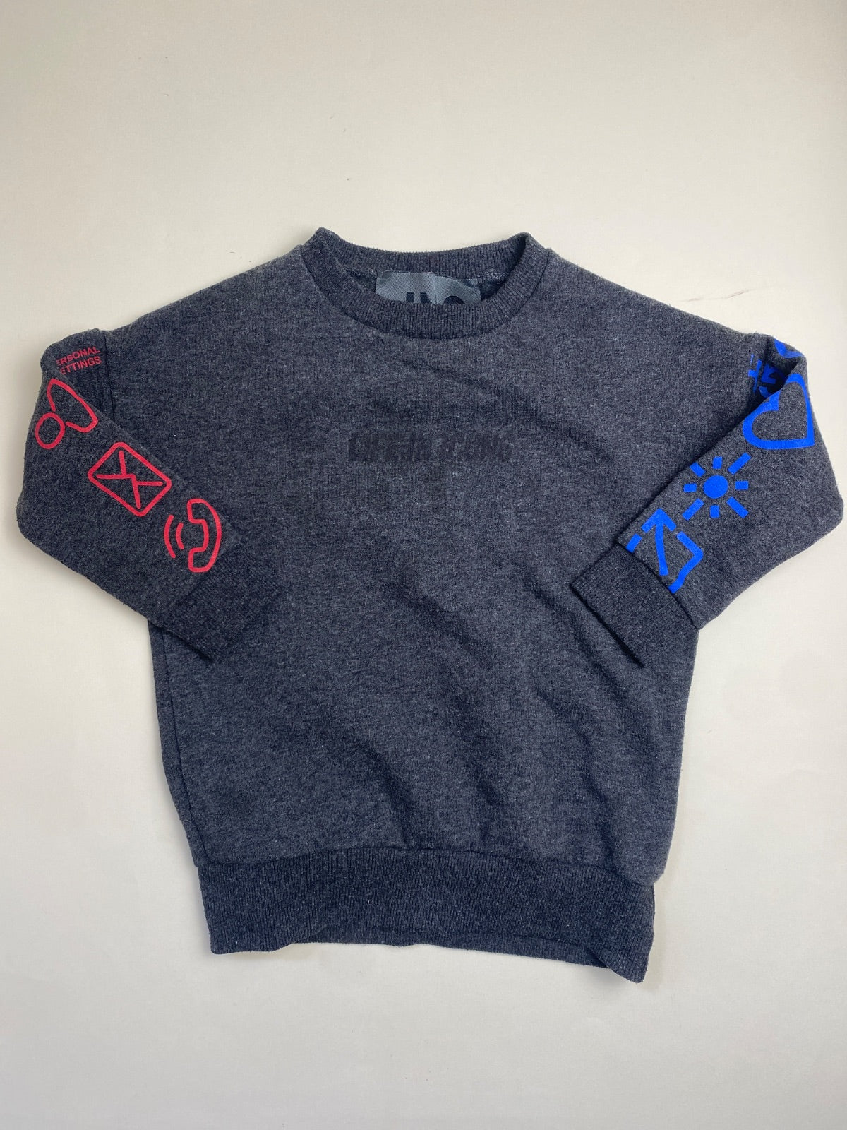 Felpa girocollo grigio scuro con stampe grafiche