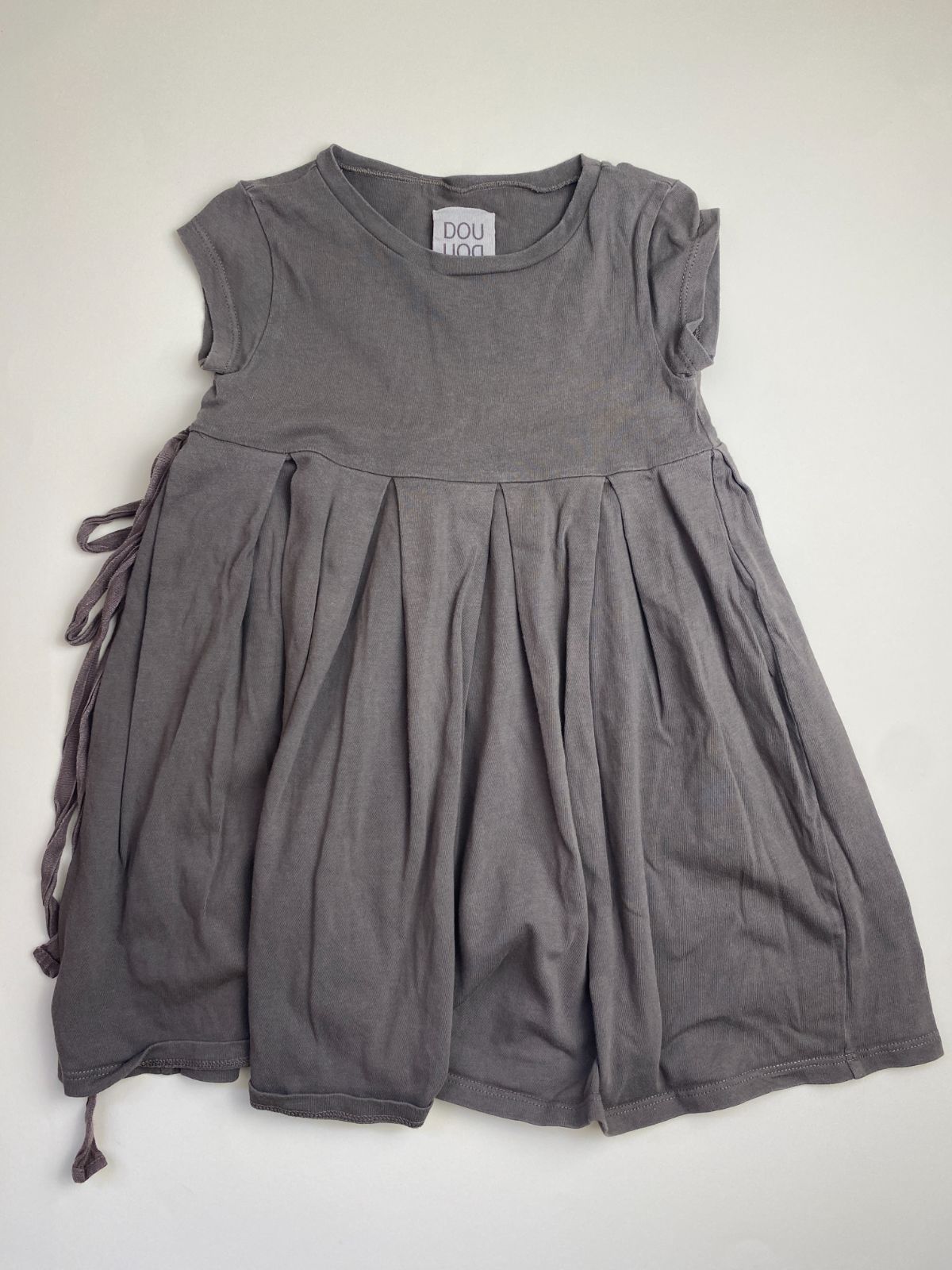 Vestito bambina grigio con pieghe e laccetti