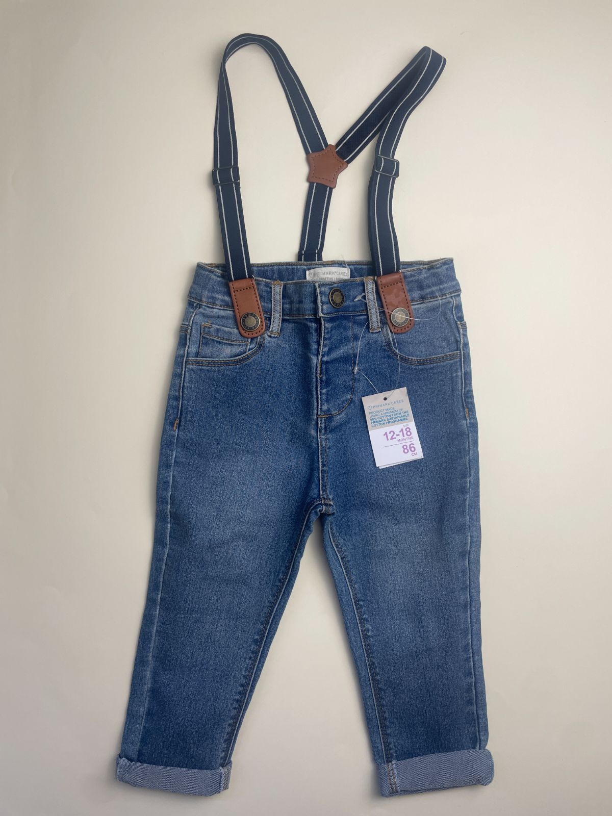 Jeans in denim con bretelle per bambino